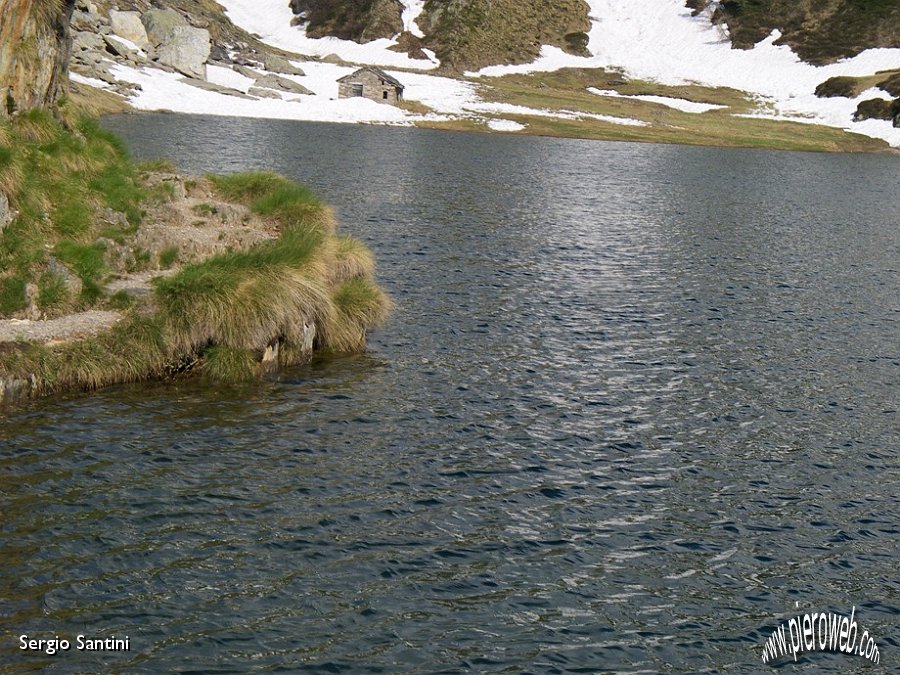 02 Baita in riva al lago Rotondo.JPG